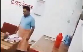 MP News Mauganj मऊगंज में लुंगी पहनकर महिला से दुर्व्यवहार करता पुलिसकर्मी। फोटो- वायरल वीडियो (Viral Video) का।