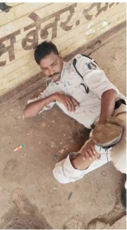 नशे में धुत आरक्षक